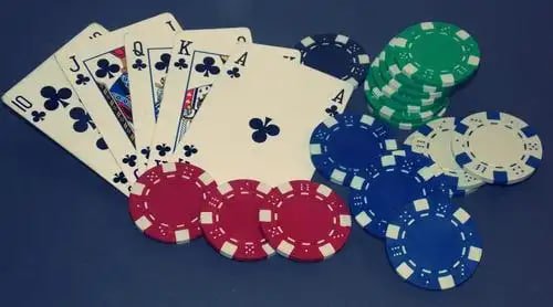 Pengguna mobile membaca batas penarikan